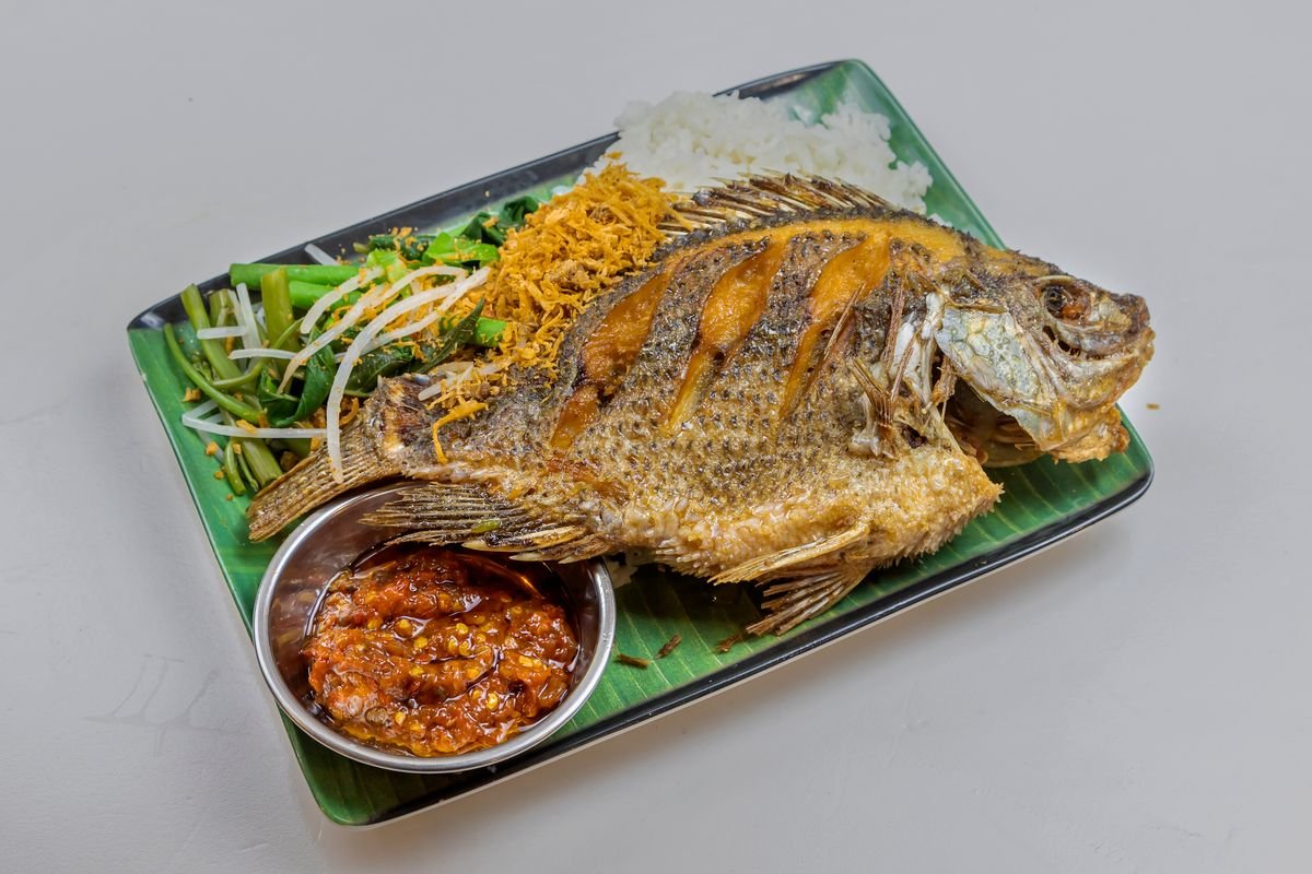 Tips Membuat Pecel Lele Empuk Rumahan: Ikan Tidak Amis, Sambal Terasi Pedas Gurih, dan Lalapan Segar